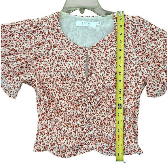 ASTR the Label Red Orange White Ditsy Keyhole Flutter Sleeve Top Womens Small - Picture 4 of 10